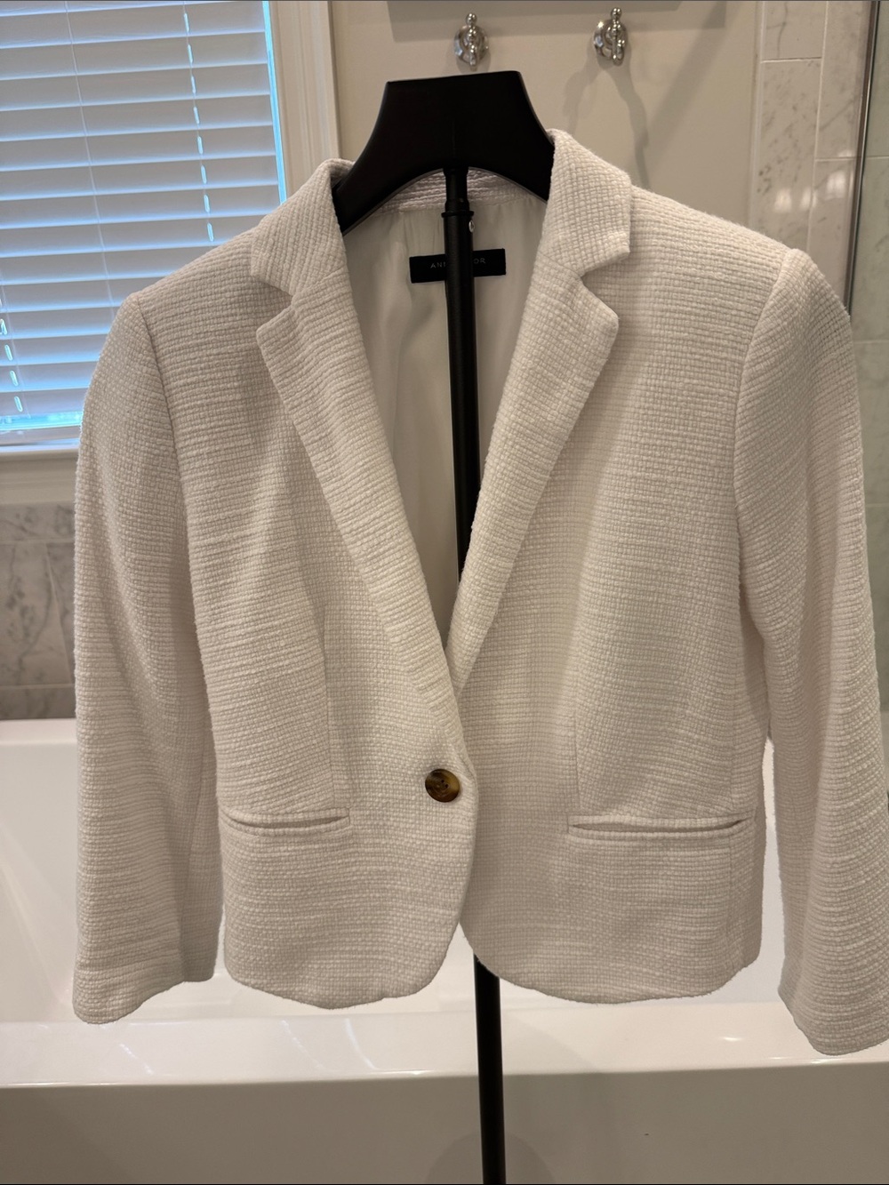 Ann Taylor White 3/4 sleeve textured blazer, size 2P